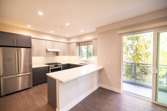 10231 Woodbine St-Unit -402 in Los Angeles, CA - Building Photo - Building Photo
