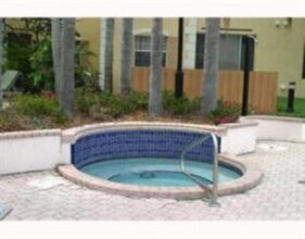 2810 N Oakland Forest Dr, Unit 304 in Oakland Park, FL - Building Photo - Building Photo