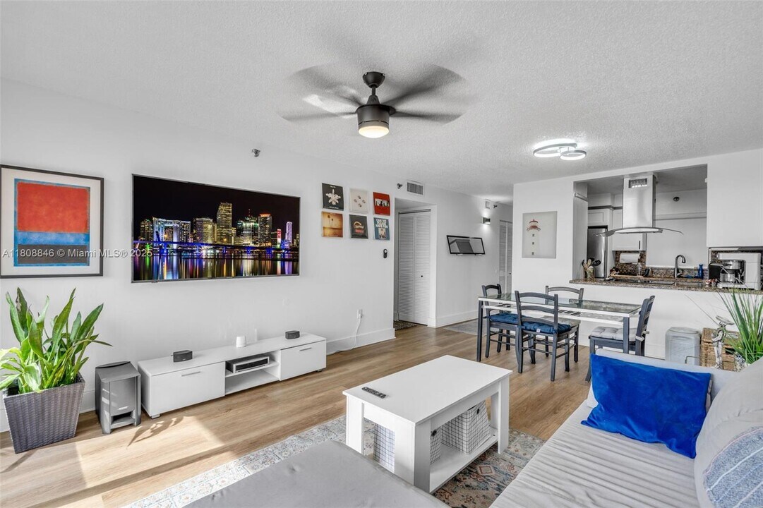 1700 NW N River Dr in Miami, FL - Building Photo