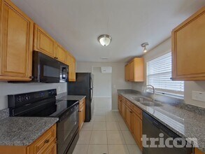 10108 Hickory Hollow Ct in Tampa, FL - Foto de edificio - Building Photo