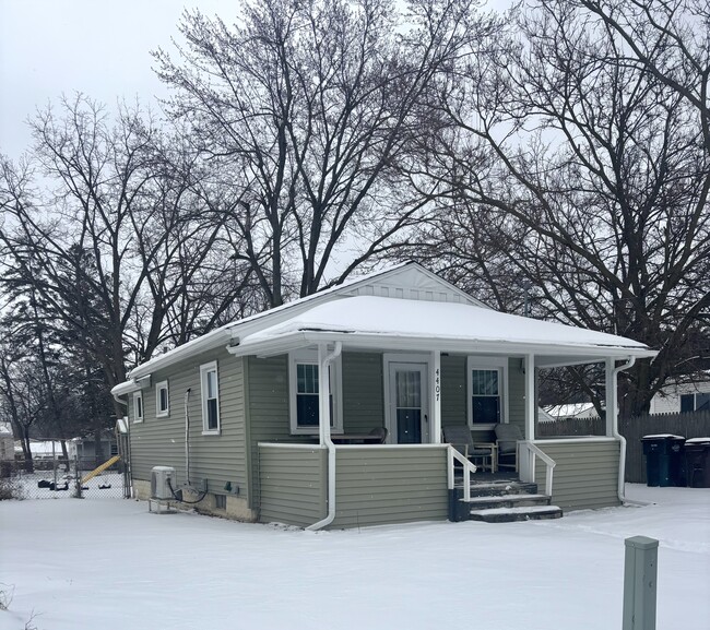 4407 S Cedar St in Lansing, MI - Foto de edificio - Building Photo