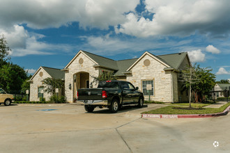 Trinity Garden Apartment Homes in Liberty, TX - Foto de edificio - Building Photo