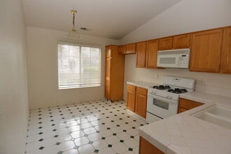 4222 E Paradise Ave in Visalia, CA - Building Photo - Building Photo