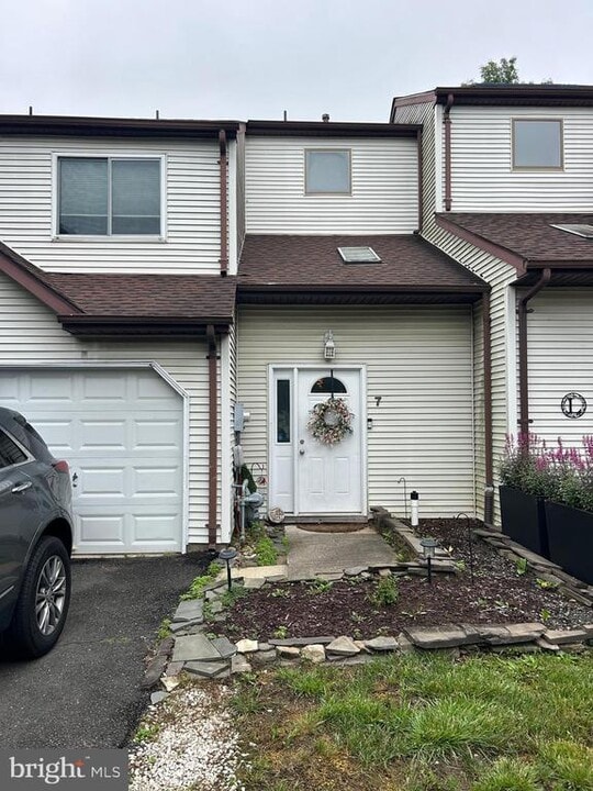 7 Peppercorn Dr in Lumberton, NJ - Building Photo