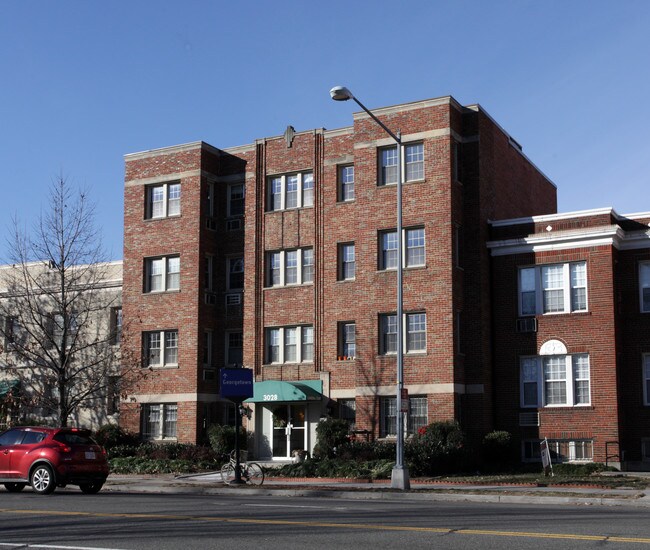 3028 Wisconsin Ave NW in Washington, DC - Foto de edificio - Building Photo