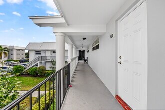 18 Colonial Club Dr in Boynton Beach, FL - Building Photo - Building Photo