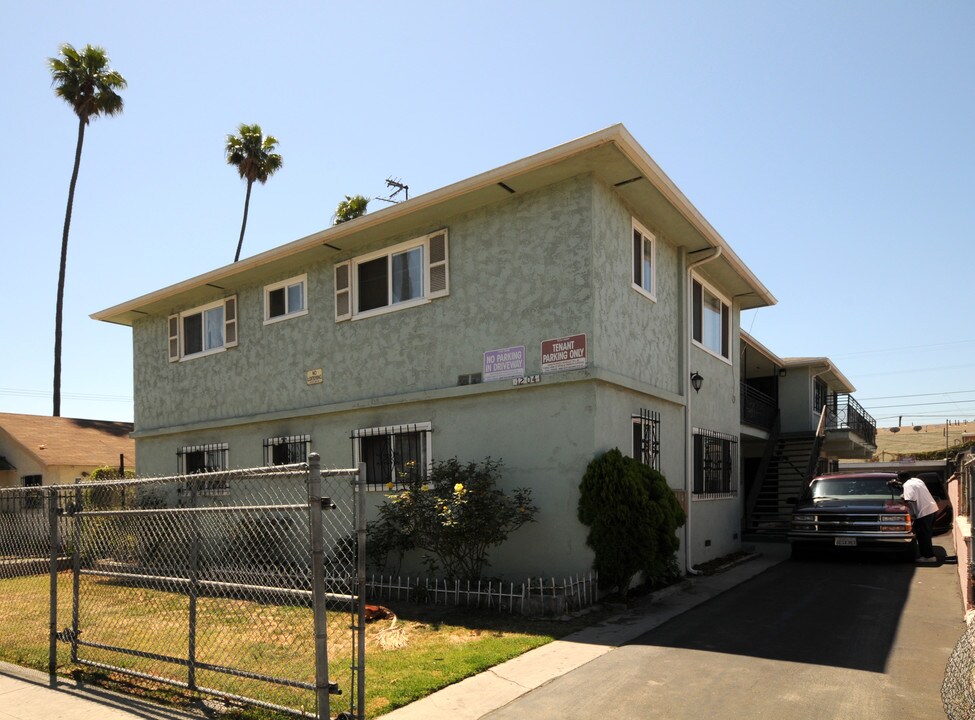 1204 W 92nd St in Los Angeles, CA - Building Photo