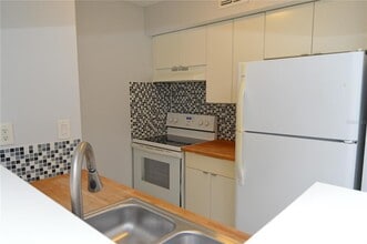 8645 Fancy Finch Dr in Tampa, FL - Building Photo - Building Photo