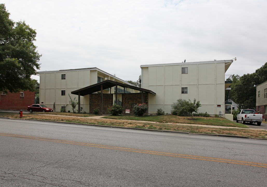 Belmont Plaza in Kansas City, MO - Building Photo