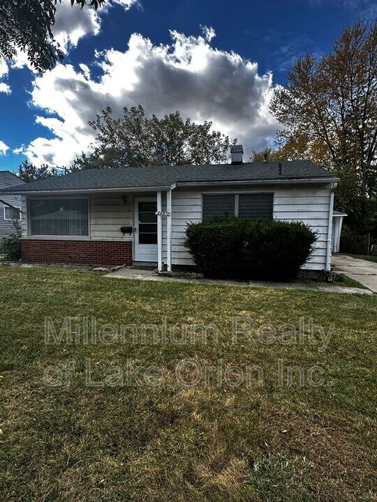 22011 Fern St in Oak Park, MI - Building Photo