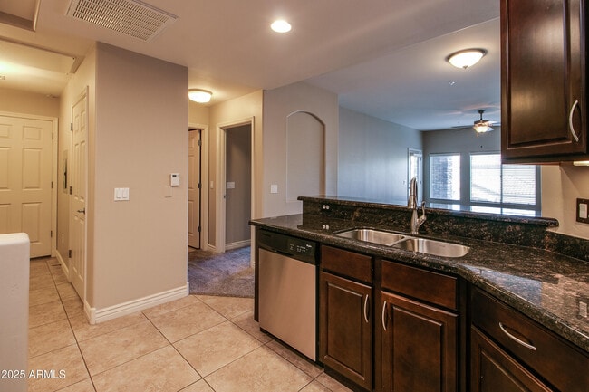 5350 E Deer Valley Dr in Phoenix, AZ - Building Photo - Building Photo