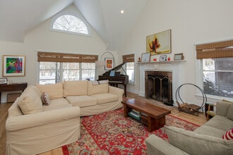 19 Grape Arbor Ln in East Hampton, NY - Building Photo - Building Photo