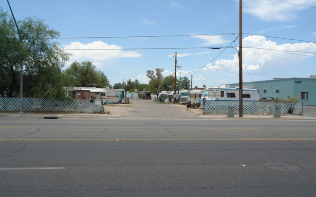 1681 W Prince Rd in Tucson, AZ - Foto de edificio - Building Photo