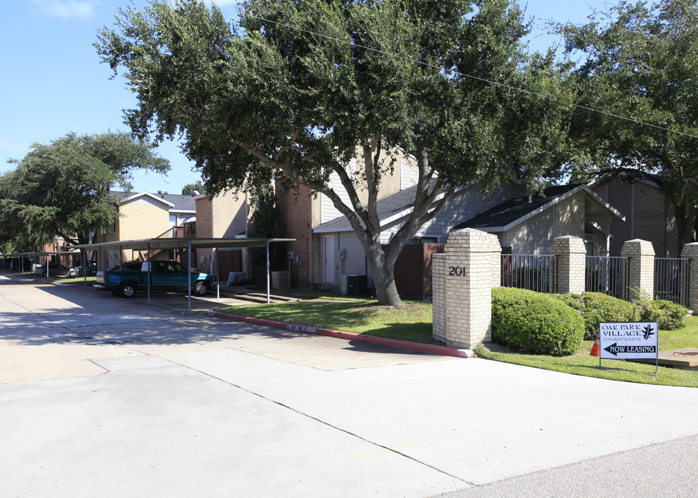 Oak Park Village Condominiums in Alvin, TX - Building Photo