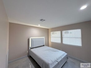 305 Calle Amistosa, Unit 502 in Brownsville, TX - Foto de edificio - Building Photo