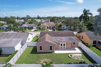 105 Wingate Dr in Jupiter, FL - Building Photo - Building Photo