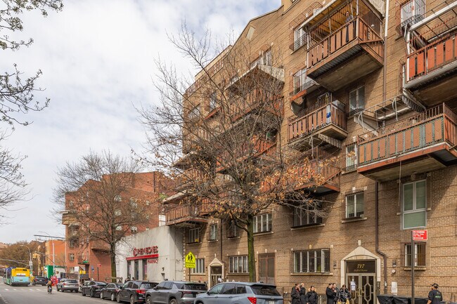 713 Bedford Ave in Brooklyn, NY - Building Photo - Building Photo