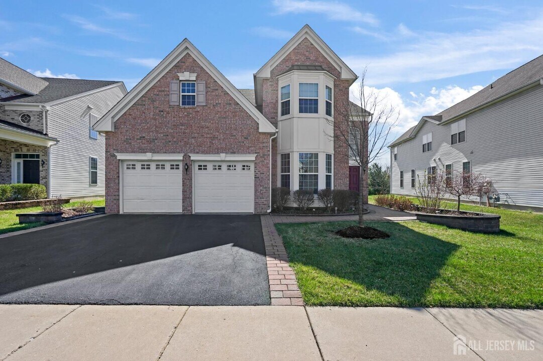 37 Delmore Dr in Kendall Park, NJ - Building Photo