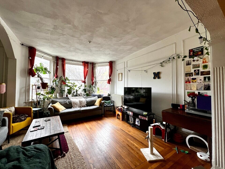144 Coolidge St in Brookline, MA - Building Photo