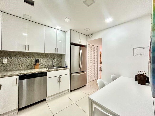 9500 W Bay Harbor Dr in Bay Harbor Islands, FL - Building Photo - Building Photo