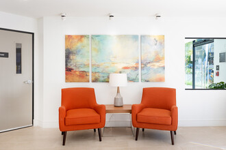 Hollywood Regis Condominiums in Los Angeles, CA - Building Photo - Interior Photo