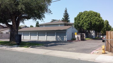 425 E Alameda St in Manteca, CA - Building Photo - Building Photo