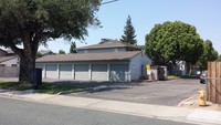 425 E Alameda St in Manteca, CA - Foto de edificio - Building Photo