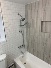 229 E 237th St, Unit 2nd floor in Bronx, NY - Building Photo - Building Photo