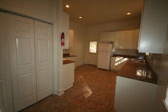 814 W Markham Ave in Durham, NC - Building Photo - Building Photo