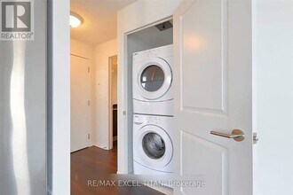 400 Adelaide St E in Toronto, ON - Building Photo - Building Photo