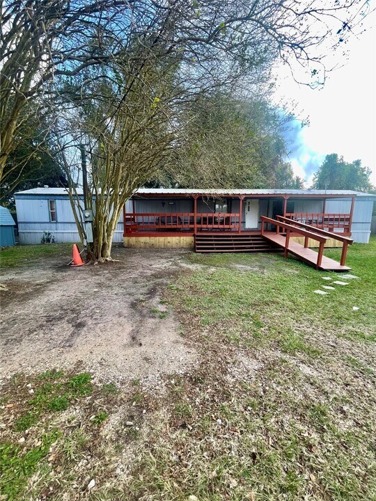 625 Golden Bend Dr in Highlands, TX - Building Photo