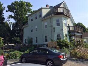 9 Chestnut Ln, Unit #3 in Brockton, MA - Foto de edificio - Building Photo