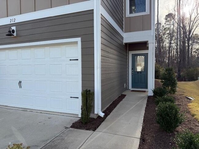 212 Brook Farm Ln in Fuquay Varina, NC - Building Photo - Building Photo