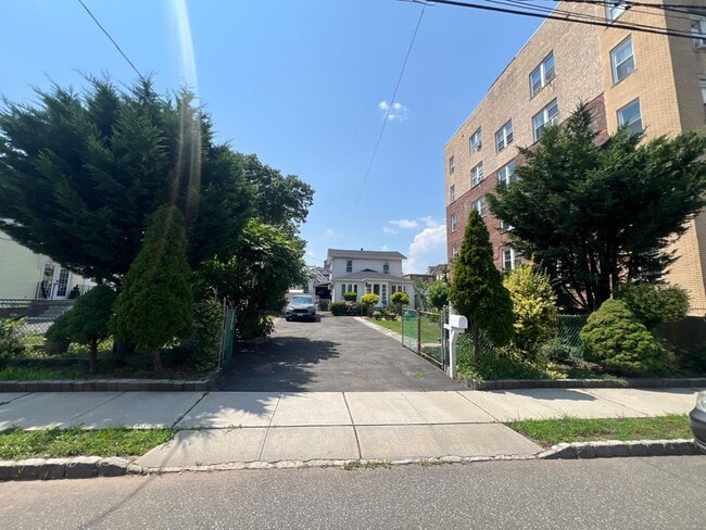 93 Beech St in Belleville, NJ - Building Photo - Building Photo