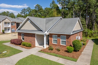 Southview Villas Apartments in Hope Mills, NC - Building Photo - Building Photo