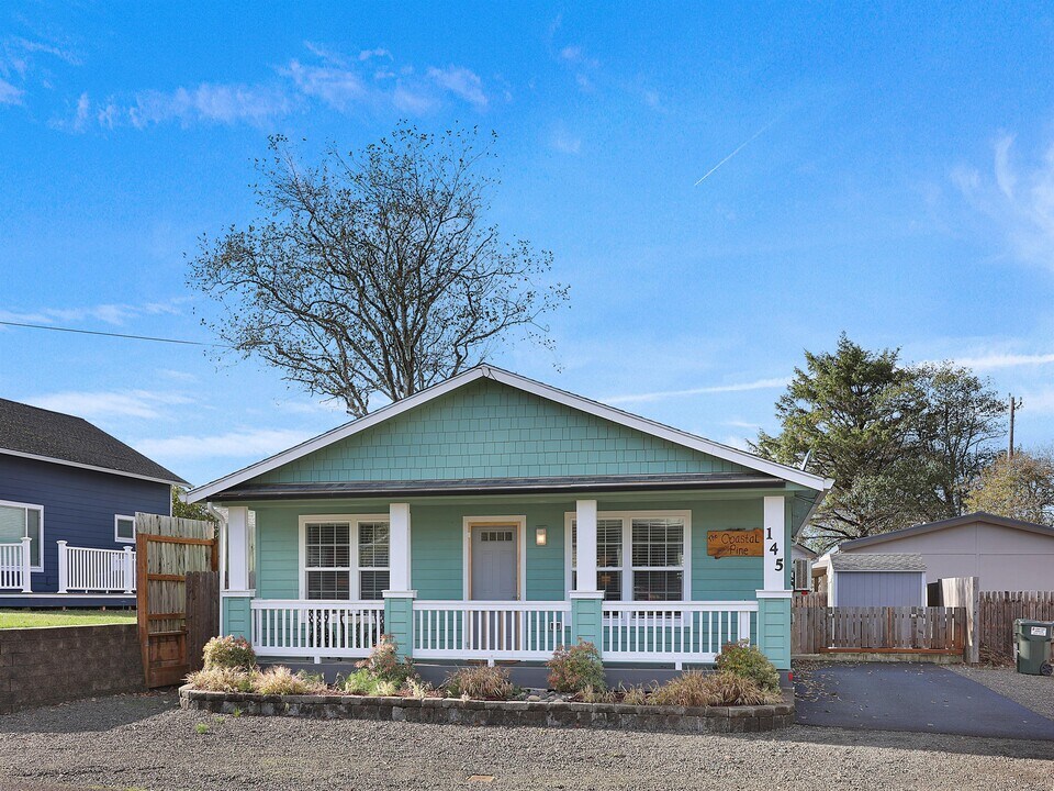 145 N Dolphin St in Rockaway Beach, OR - Building Photo