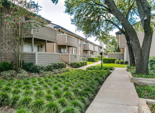 The Village Hill in Dallas, TX - Building Photo - Building Photo