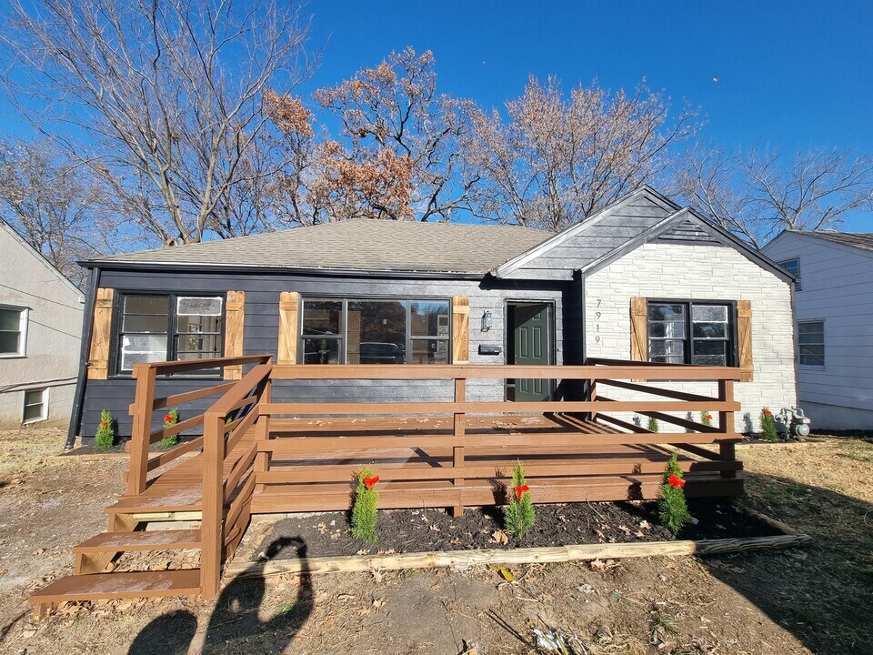 7919 Hickman Mills Dr in Kansas City, MO - Building Photo