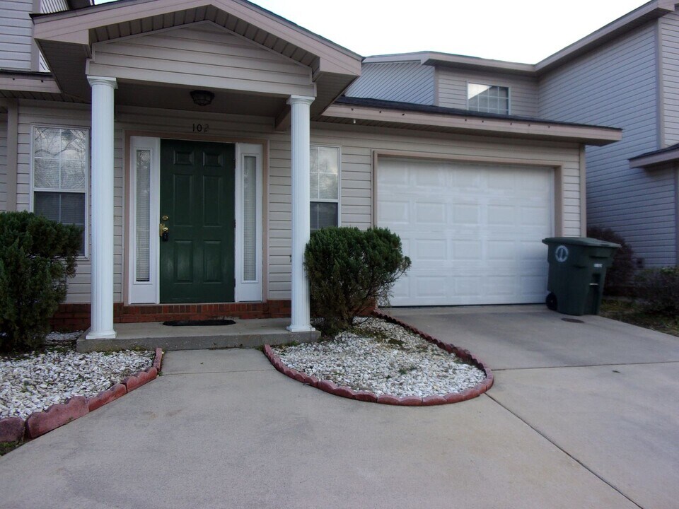 102 Creeke Ln in Enterprise, AL - Building Photo