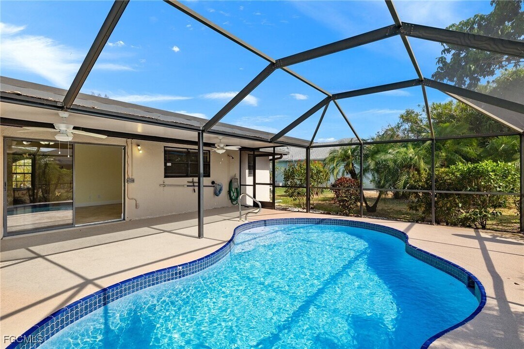 3212 SE 1st Ct in Cape Coral, FL - Building Photo