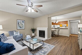 Woodlake Apartments in Grapevine, TX - Foto de edificio - Interior Photo