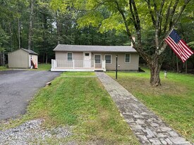 17 Eastbrook Ln in Newton, NJ - Building Photo