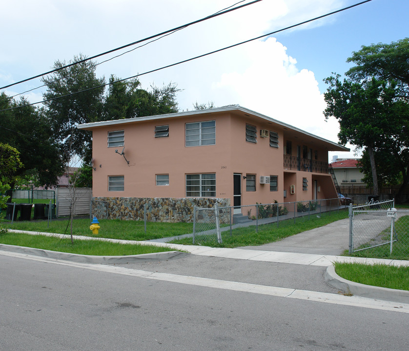 2041 NE 161st St in Miami, FL - Building Photo