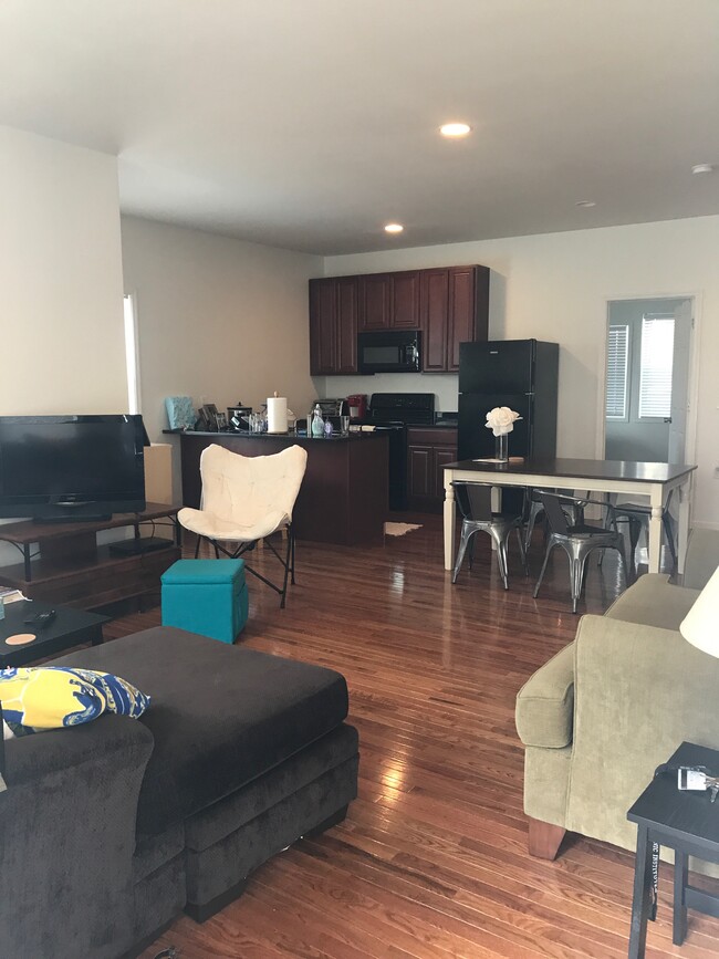 131 Orchard Ave, Unit Mario