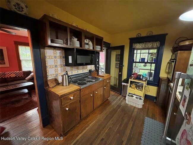 123 Plains Rd in New Paltz, NY - Foto de edificio - Building Photo