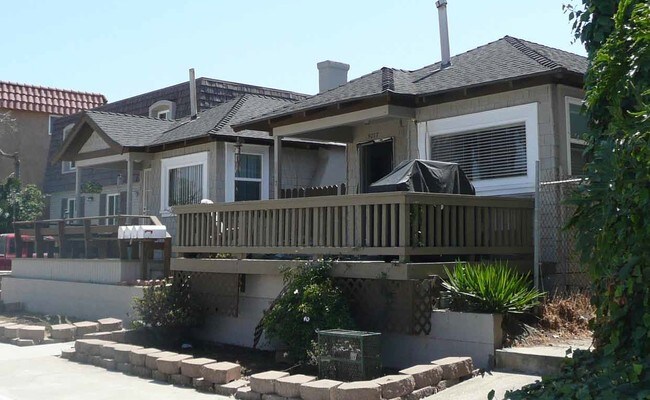 5073-5079 Saratoga Ave in San Diego, CA - Foto de edificio - Building Photo