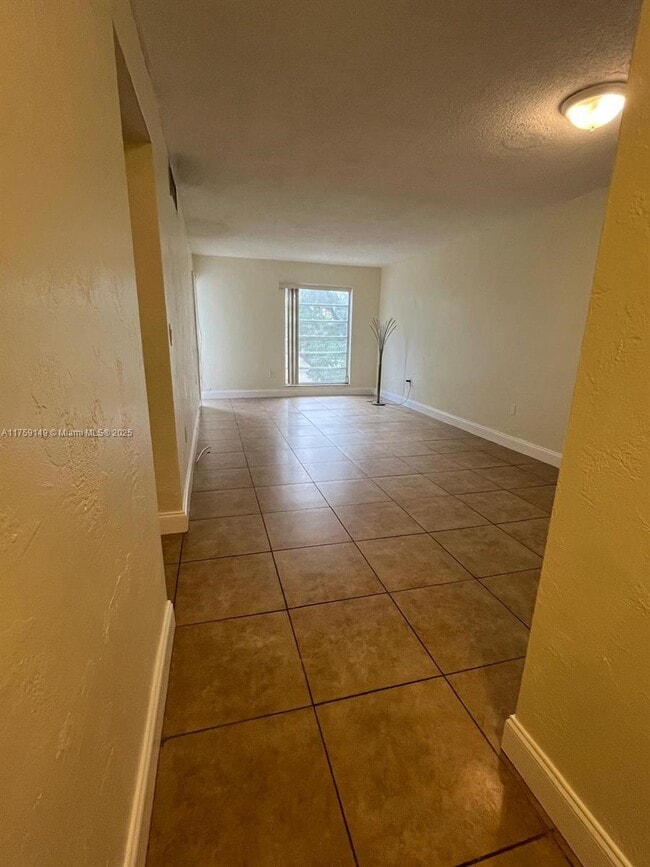1650 S Le Jeune Rd, Unit 204 in Coral Gables, FL - Building Photo - Building Photo
