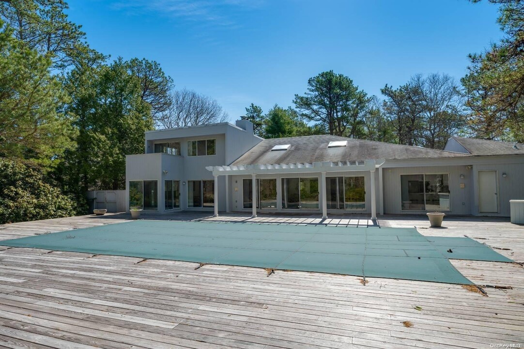 4 Eagle Close in East Quogue, NY - Building Photo