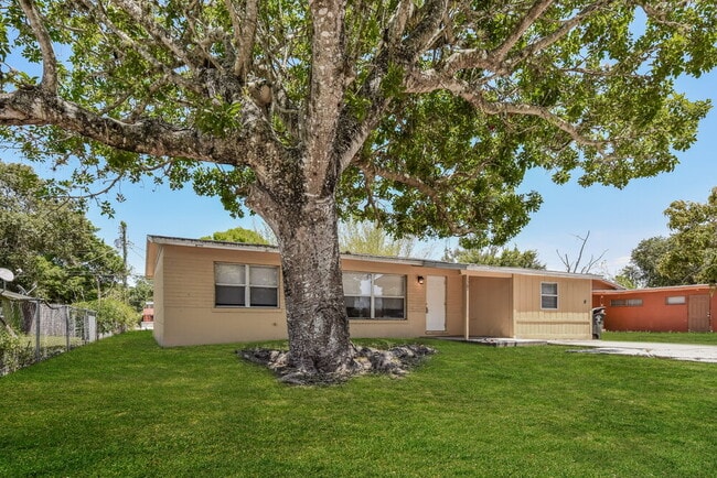 1507 Bert Dr in Ft. Myers, FL - Foto de edificio - Building Photo