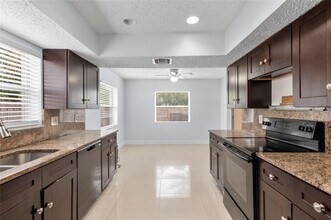 842 SW 68th Ave in North Lauderdale, FL - Foto de edificio - Building Photo